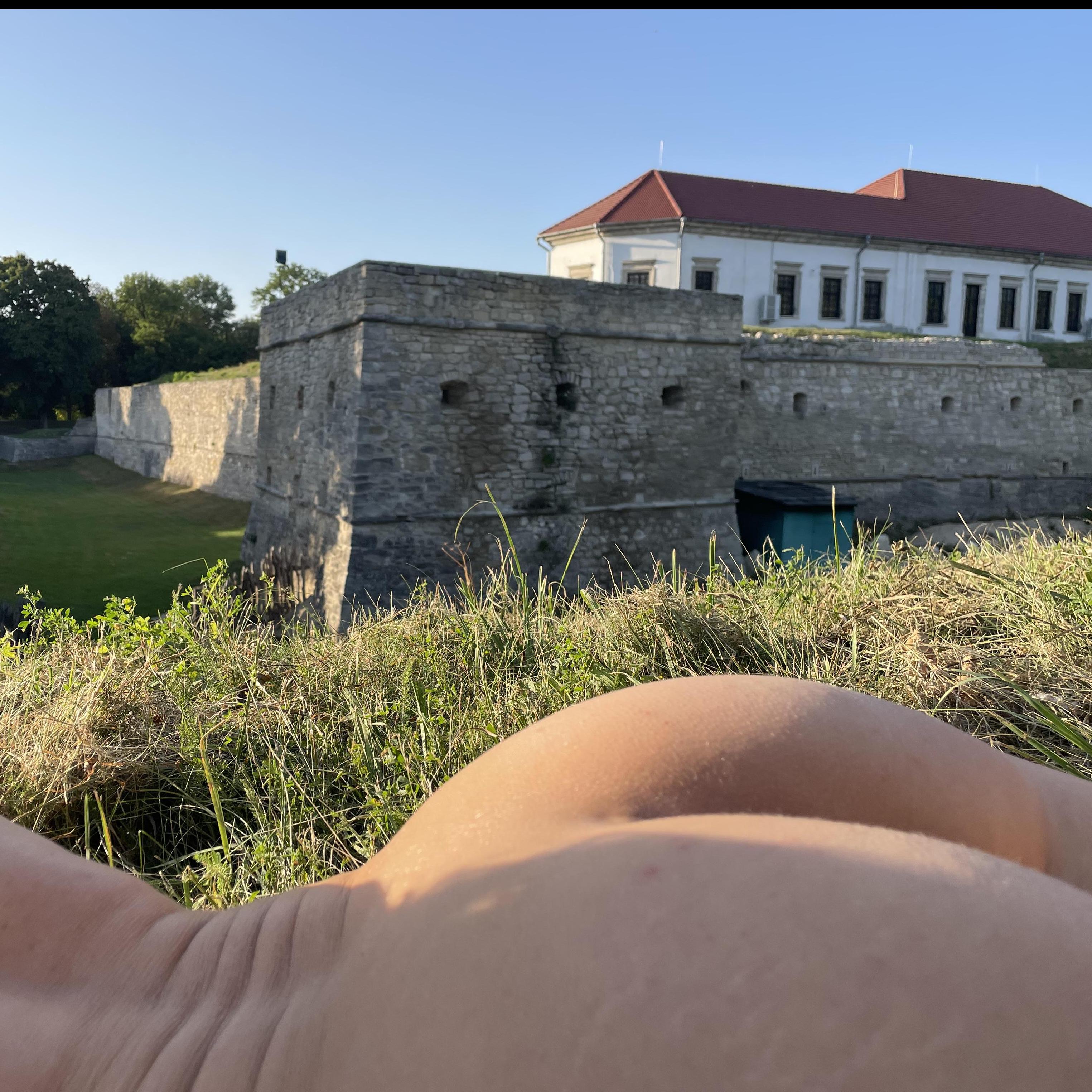 Прогулянки без трусиків